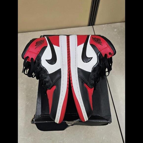 NIKE AIR JORDAN 1 MID ‘BANNED’ RED MEN’S SIZE 10 With COA Legitmark - Picture 5 of 15